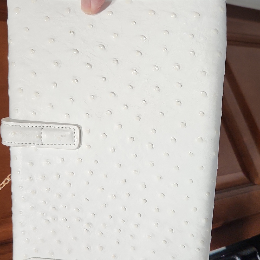 Vera Pelle White Textured Clutch with Gold Chain - Picture 4 of 8